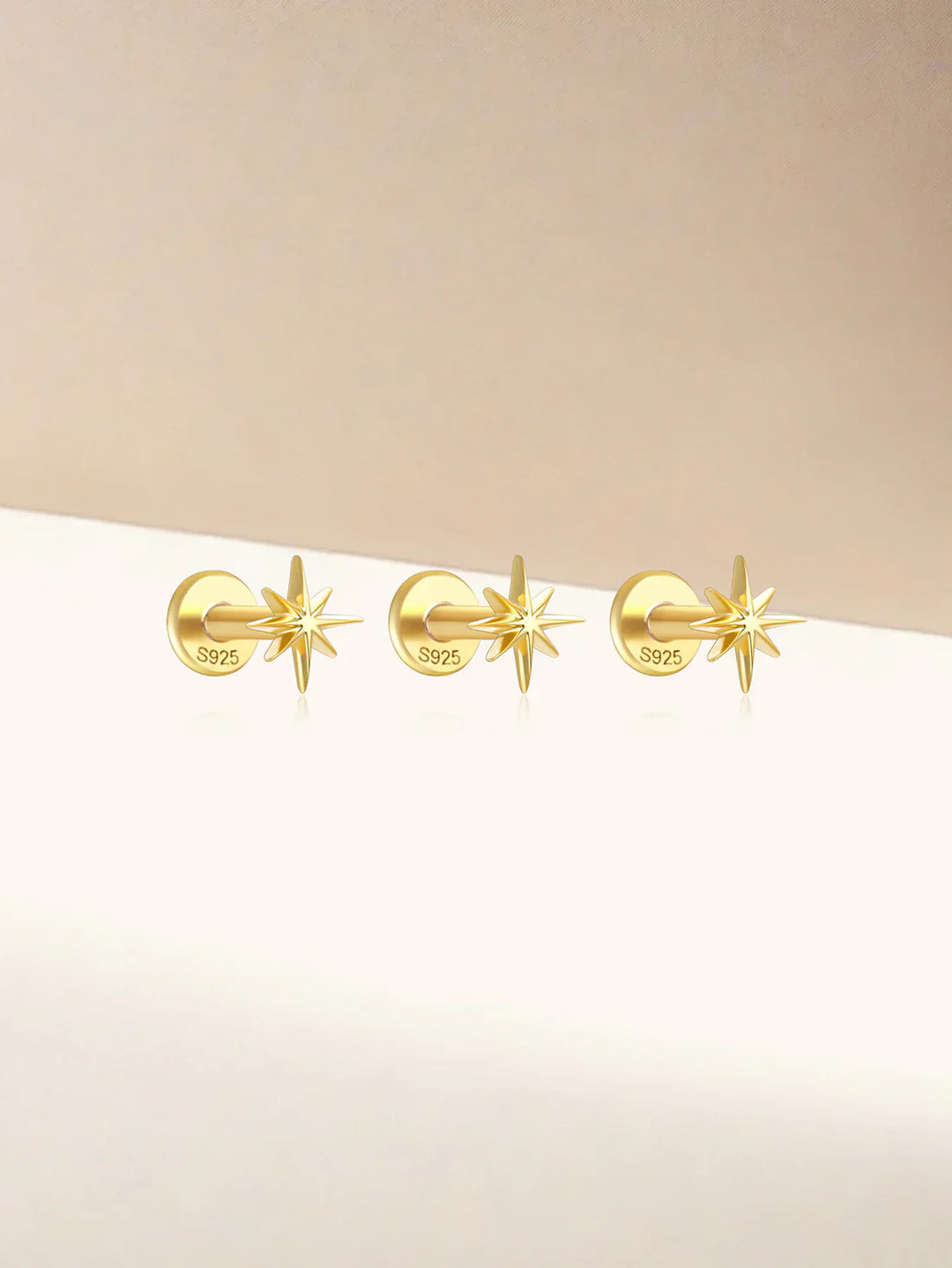 Kateřina – Zlaté náušnice s jemným zakřivením.