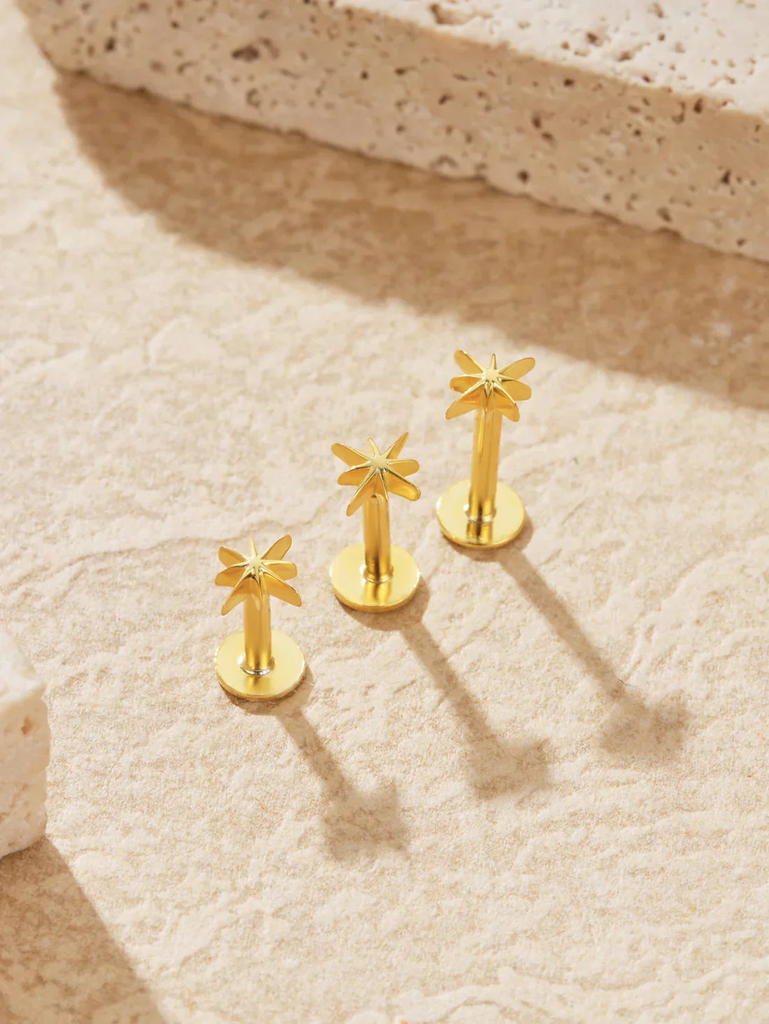 Kateřina – Zlaté náušnice s jemným zakřivením.