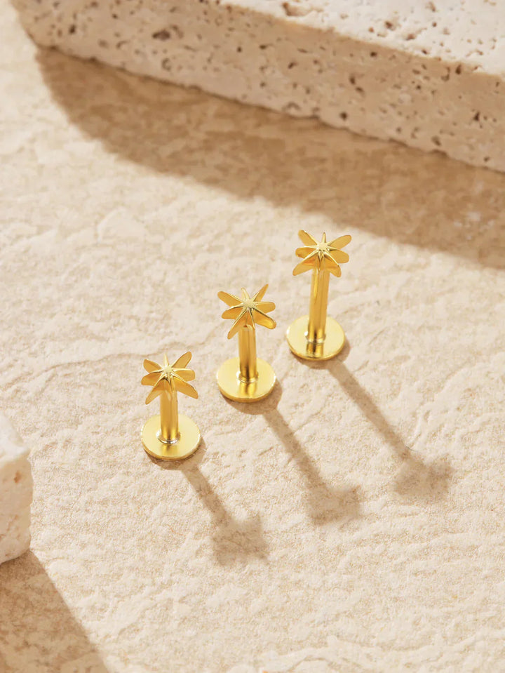 Kateřina – Zlaté náušnice s jemným zakřivením.