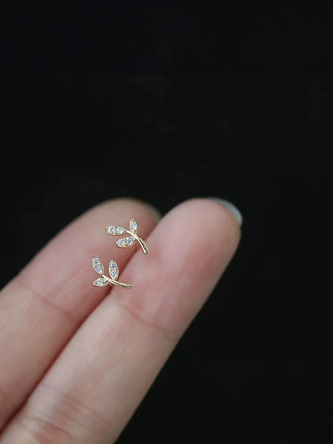 Carina – Zlaté náušnice s jemným leskem.