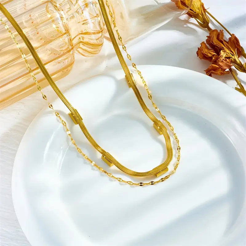 Annelie – Náhrdelník se smaragdem a zlatými akcenty.