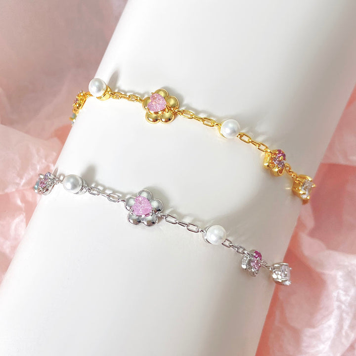 Dorota – Skulpturální zlaté náušnice s perlovým zakončením.