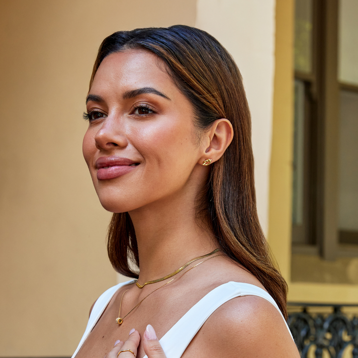 Romana – Zlaté náušnice s propleteným tvarem.