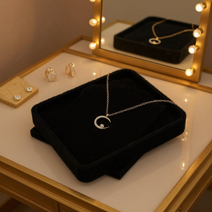 Věra - Elegantní náhrdelník s motivem měsíce