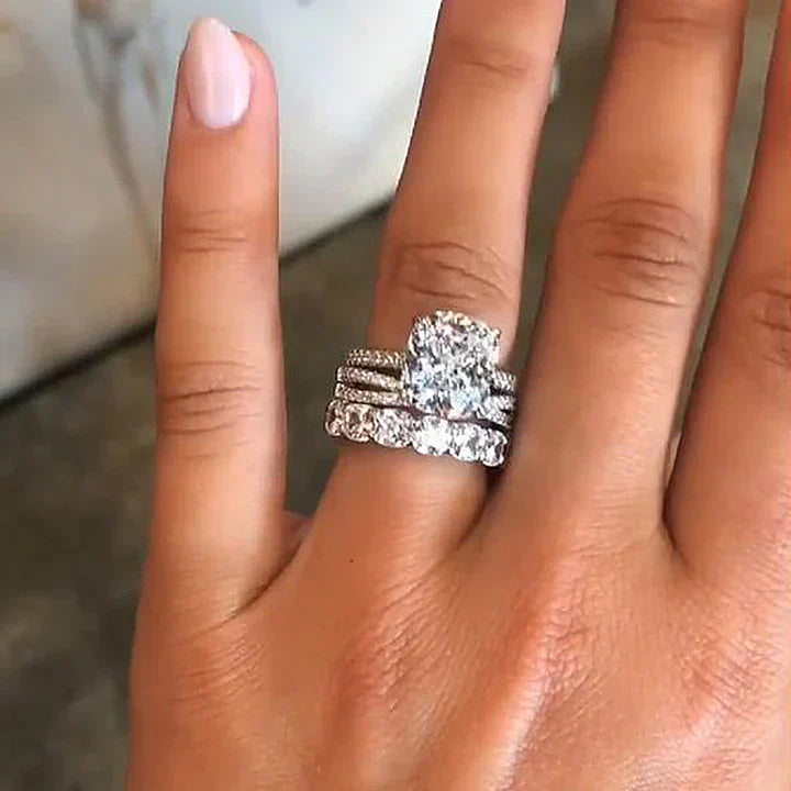 Iris – Diamantový prsten s oválným kamenem.