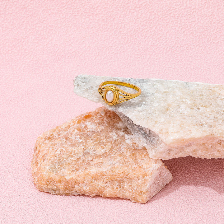 Klára – Minimalistický zlatý prsten s jemnou vlnou.