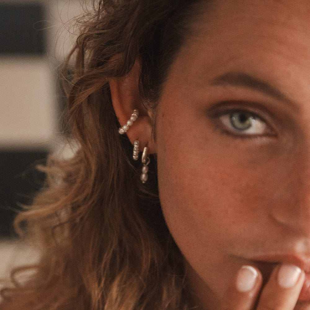 Tereza – Zlatý náhrdelník s visící perlou.