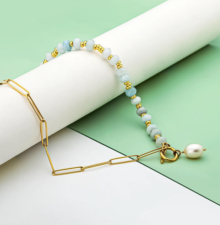 Zoé – Dlouhé zlaté náušnice s perlovým přívěskem.