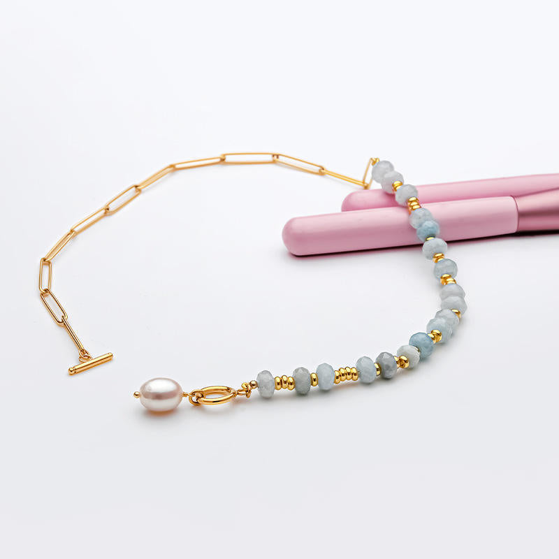 Zoé – Dlouhé zlaté náušnice s perlovým přívěskem.