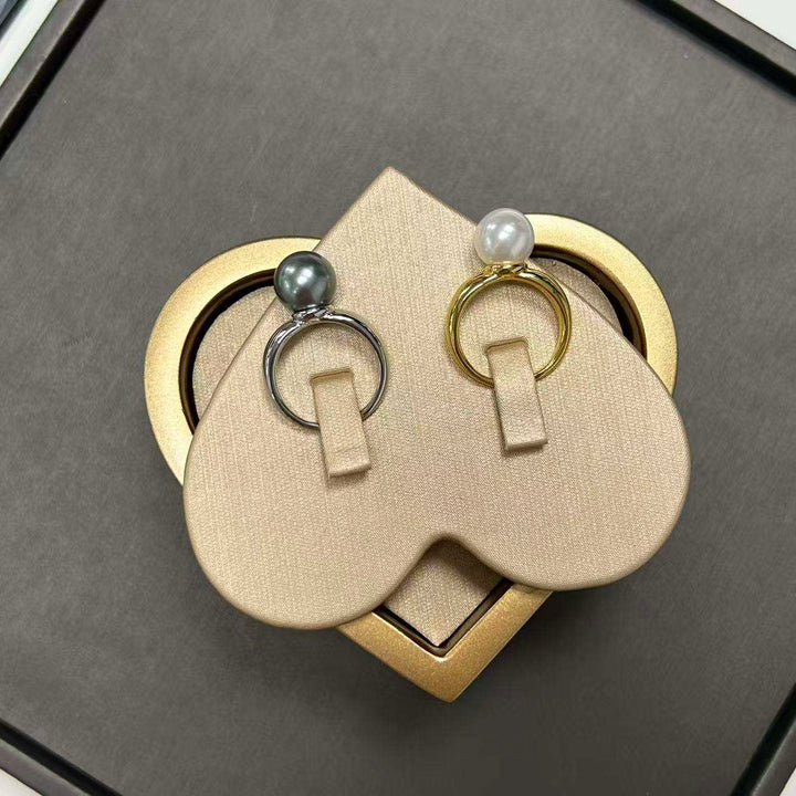 Ida – Zlacený prsten s hladkým povrchem a perlovým akcentem.