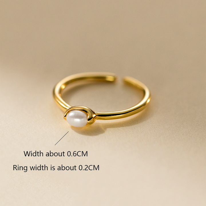 Kateřina – Jemný zlatý prsten s perlovou linií.