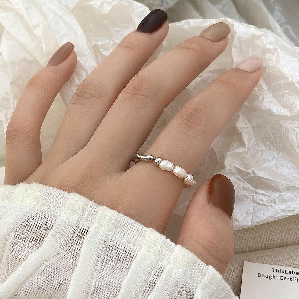 Elisa – Hravý perlový prsten se zlatým srdcem.