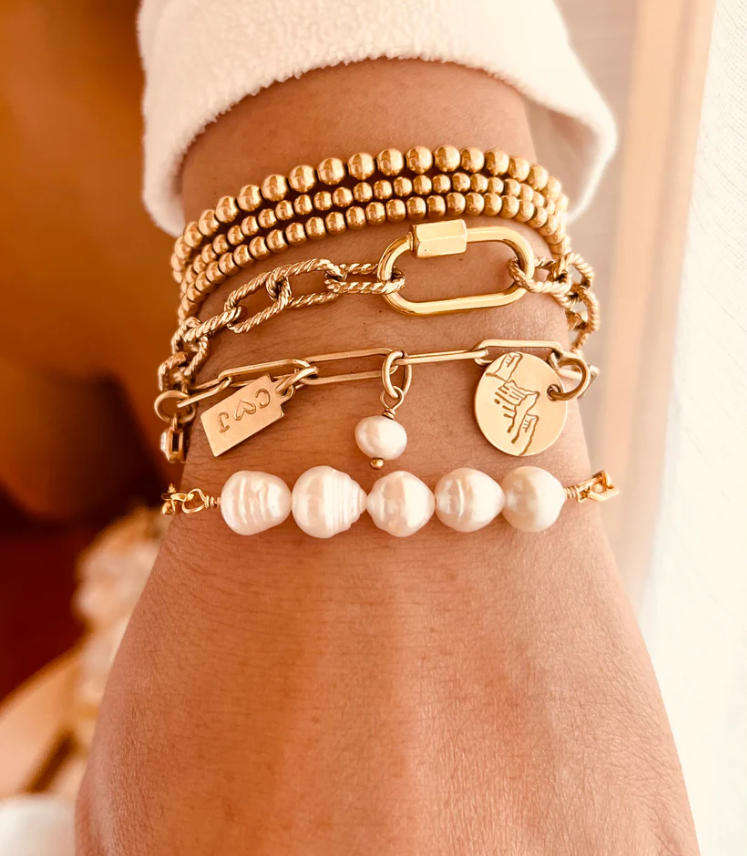 Leonie – Hravý perlový prsten se zlatým akcentem.