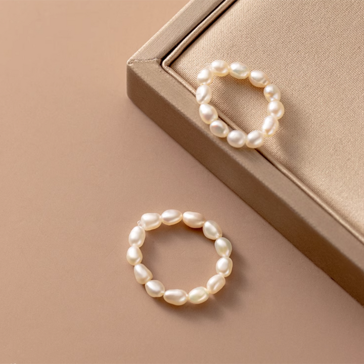 Friederika – Skulpturální zlatý prsten s perlovým detailem.