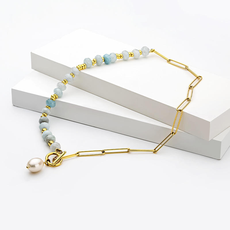 Zoé – Dlouhé zlaté náušnice s perlovým přívěskem.