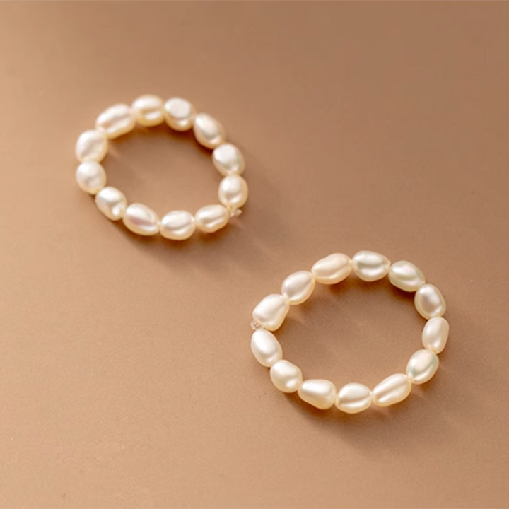 Friederika – Skulpturální zlatý prsten s perlovým detailem.