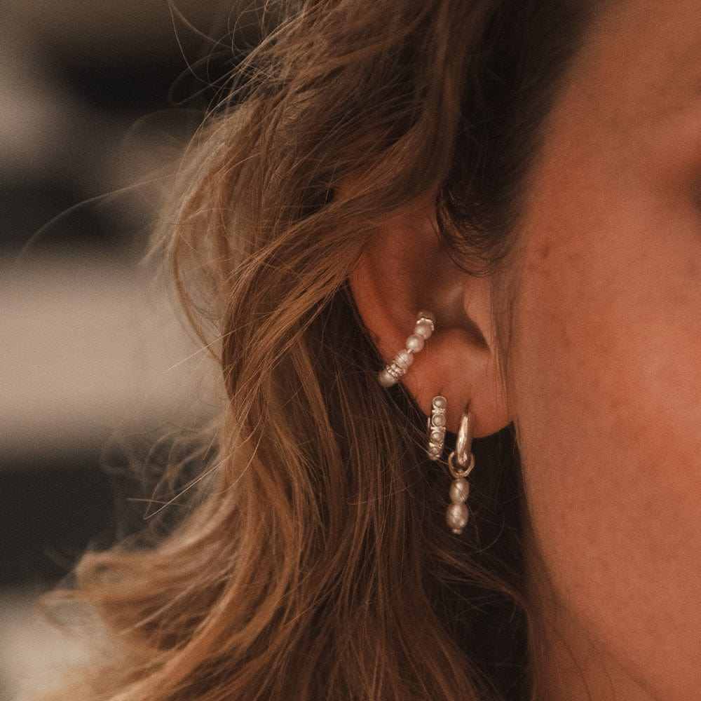 Tereza – Zlatý náhrdelník s visící perlou.