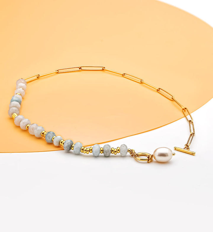 Zoé – Dlouhé zlaté náušnice s perlovým přívěskem.