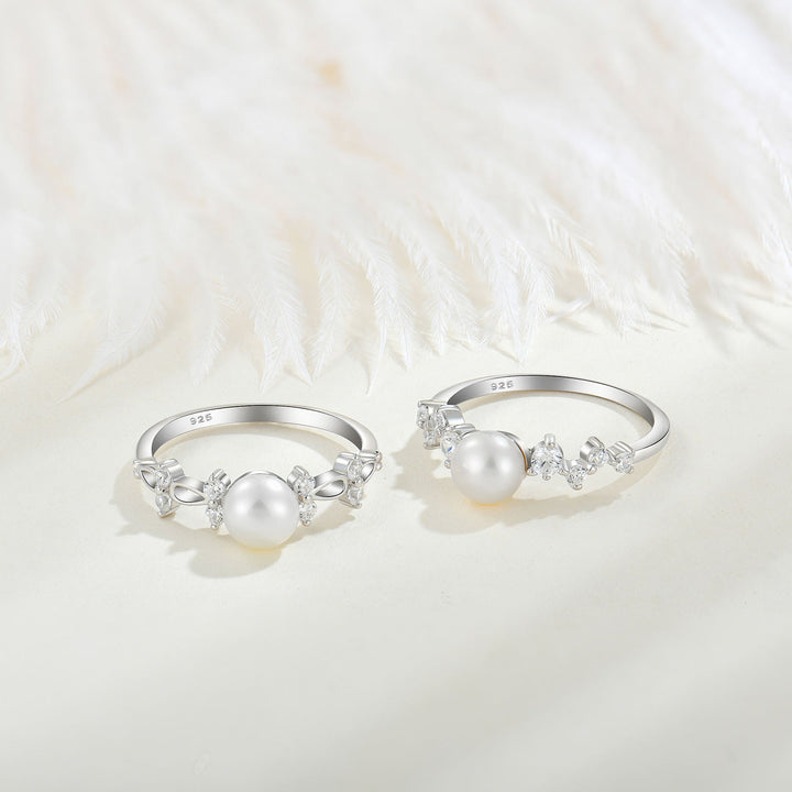 Leni – Jemné perlové náušnice se zlatým řetízkem.