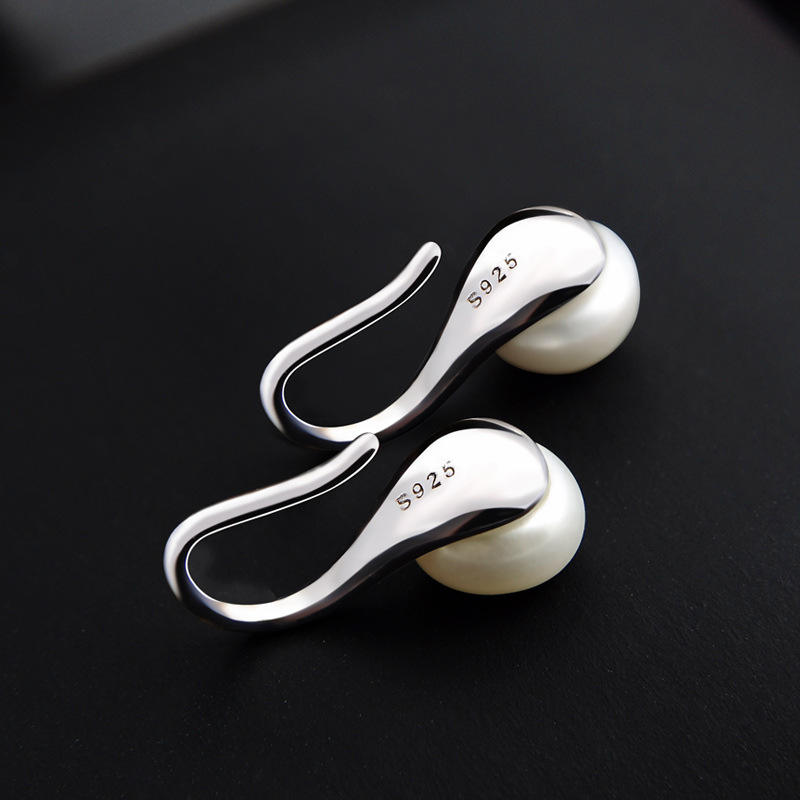 Helena – Zlaté náušnice s oválnou perlou.