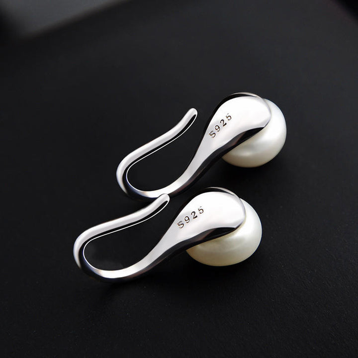 Helena – Zlaté náušnice s oválnou perlou.