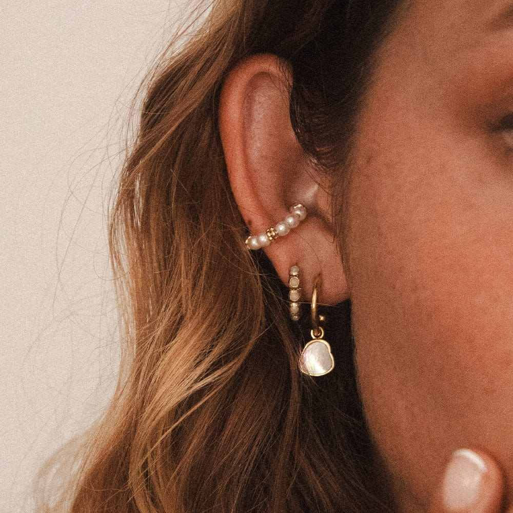 Tereza – Zlatý náhrdelník s visící perlou.