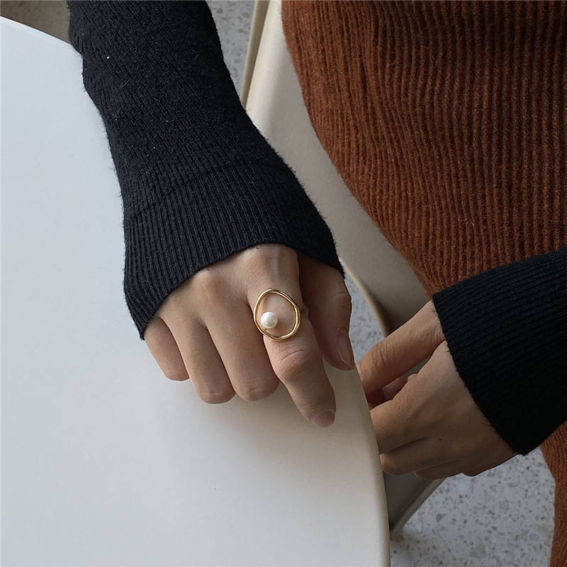 Greta – Zlacený prsten s perlou.