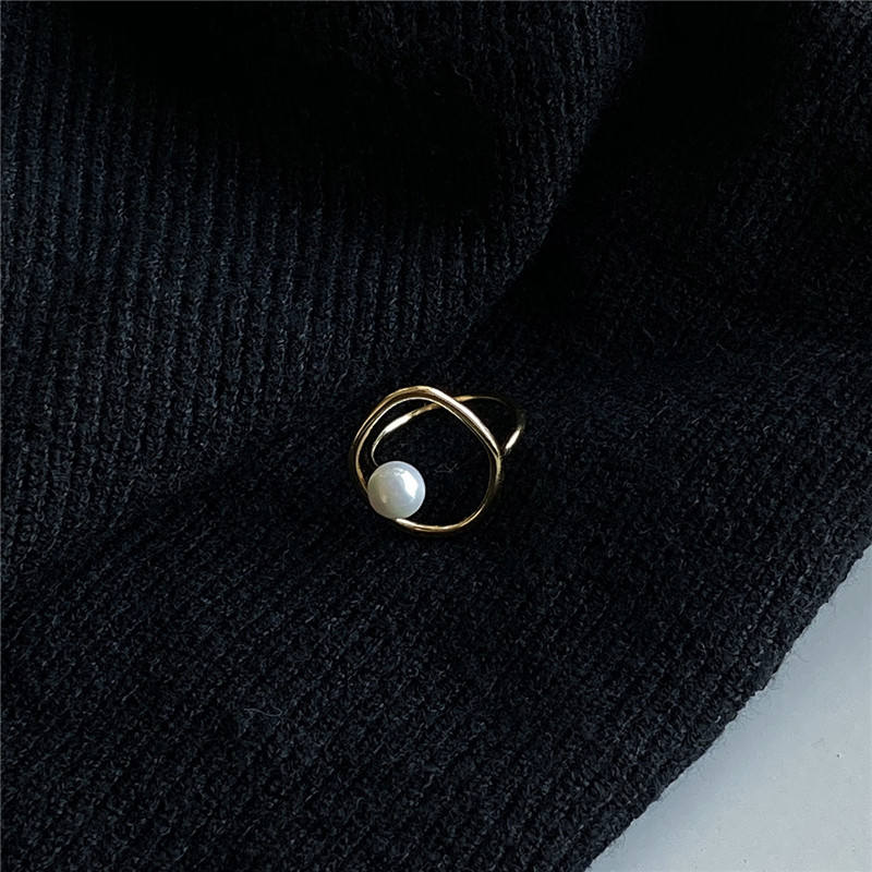 Greta – Zlacený prsten s perlou.