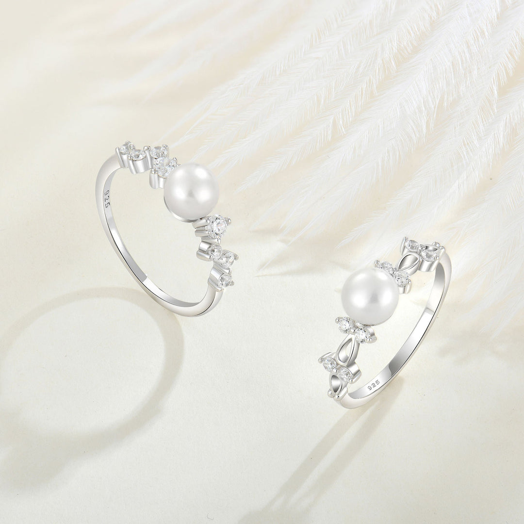 Leni – Jemné perlové náušnice se zlatým řetízkem.