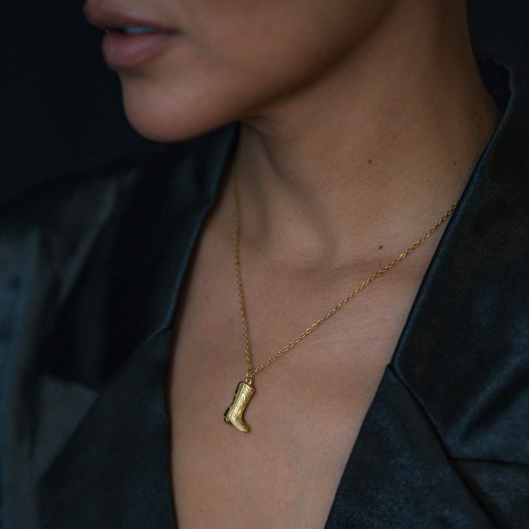 Johana – Jemný náhrdelník s půvabnými zlatými přívěsky.