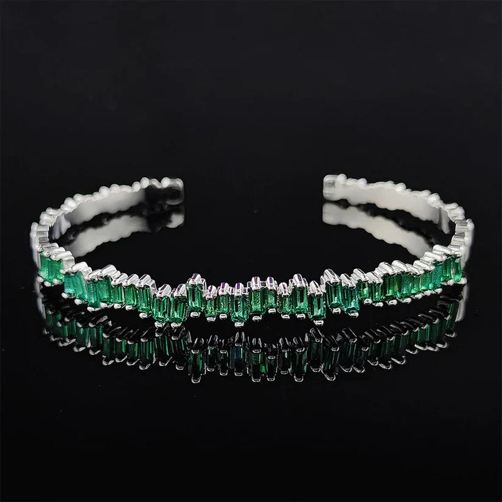 Marlena – Smaragdový náramek s filigránským leskem.