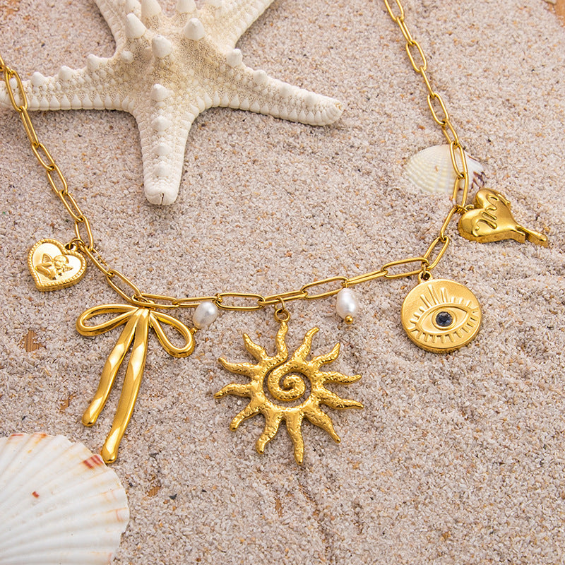 Emilie – Jemný zlatý náhrdelník s malými přívěsky.