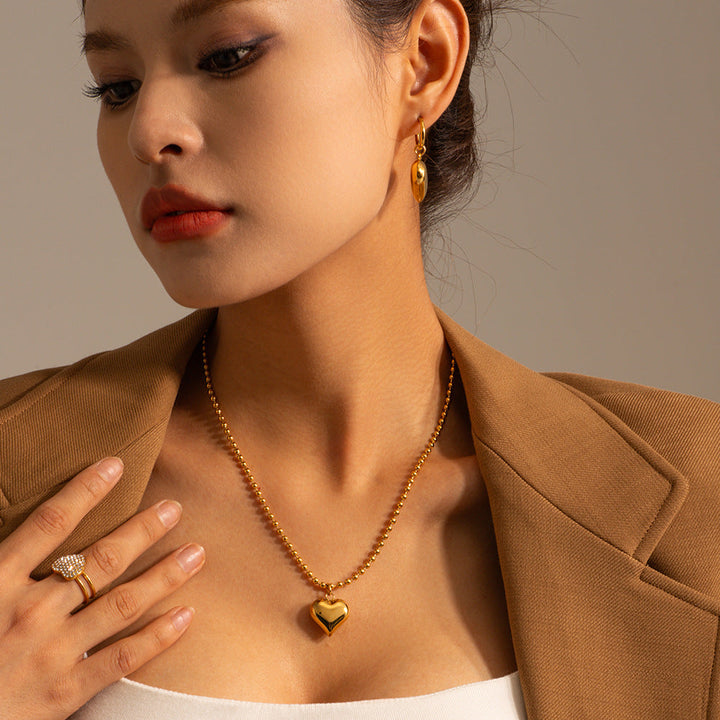 Amálie – Zlatý náhrdelník s moderním medailonem.