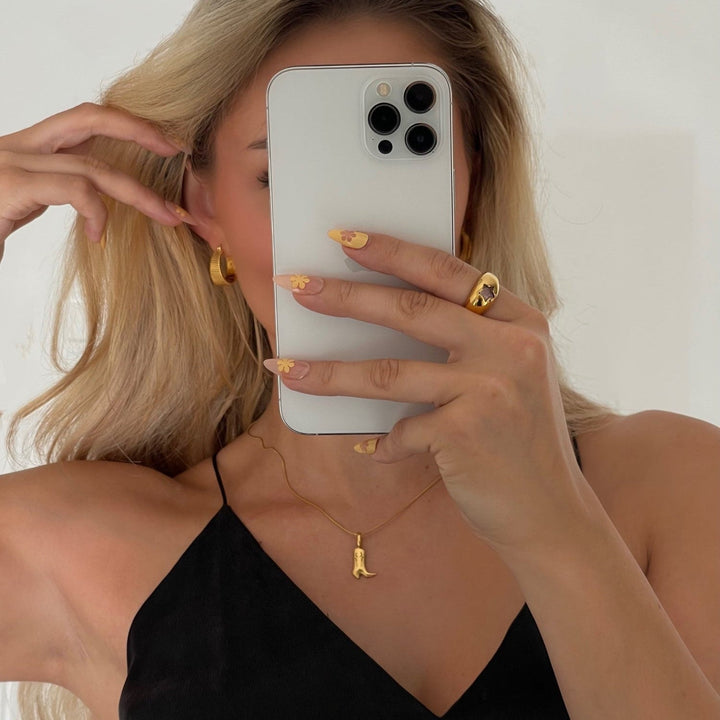 Johana – Jemný náhrdelník s půvabnými zlatými přívěsky.