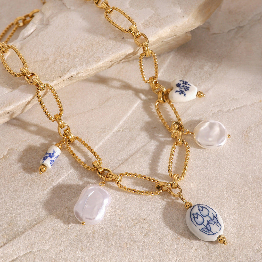 Lena – Zlatý náhrdelník s třpytivými kameny.