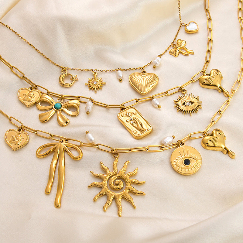 Emilie – Jemný zlatý náhrdelník s malými přívěsky.