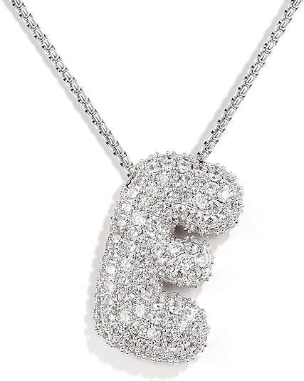 Frieda – Zlatý řetízek s organickým přívěskem.