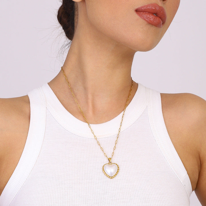 Viktorie – Zlatý náhrdelník s elegantním přívěskem.