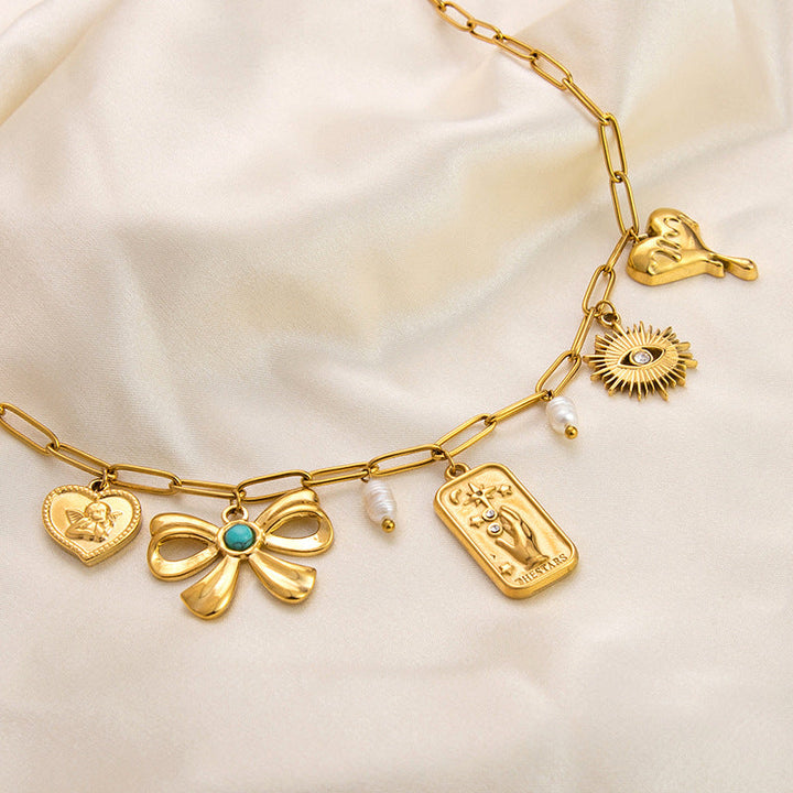 Emilie – Jemný zlatý náhrdelník s malými přívěsky.