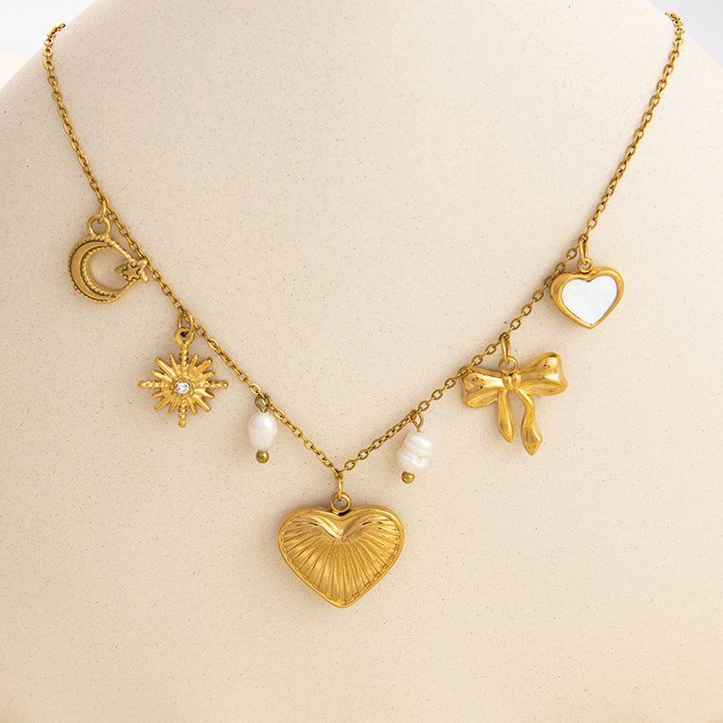 Emilie – Jemný zlatý náhrdelník s malými přívěsky.