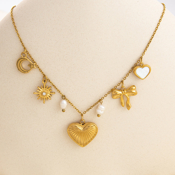 Emilie – Jemný zlatý náhrdelník s malými přívěsky.