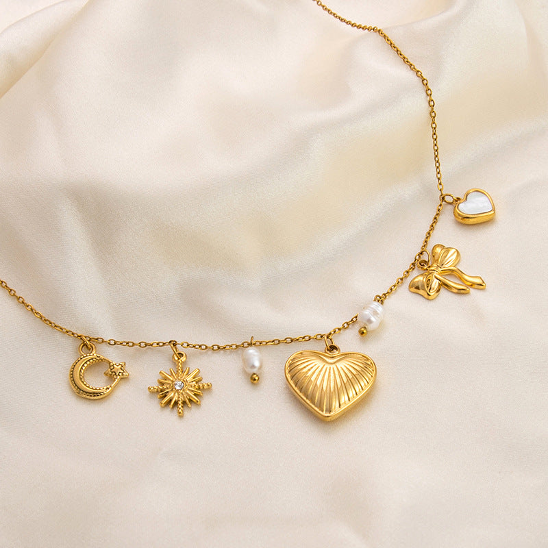 Emilie – Jemný zlatý náhrdelník s malými přívěsky.