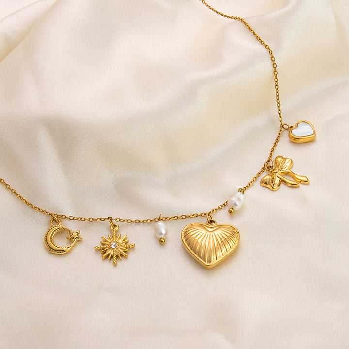 Emilie – Jemný zlatý náhrdelník s malými přívěsky.