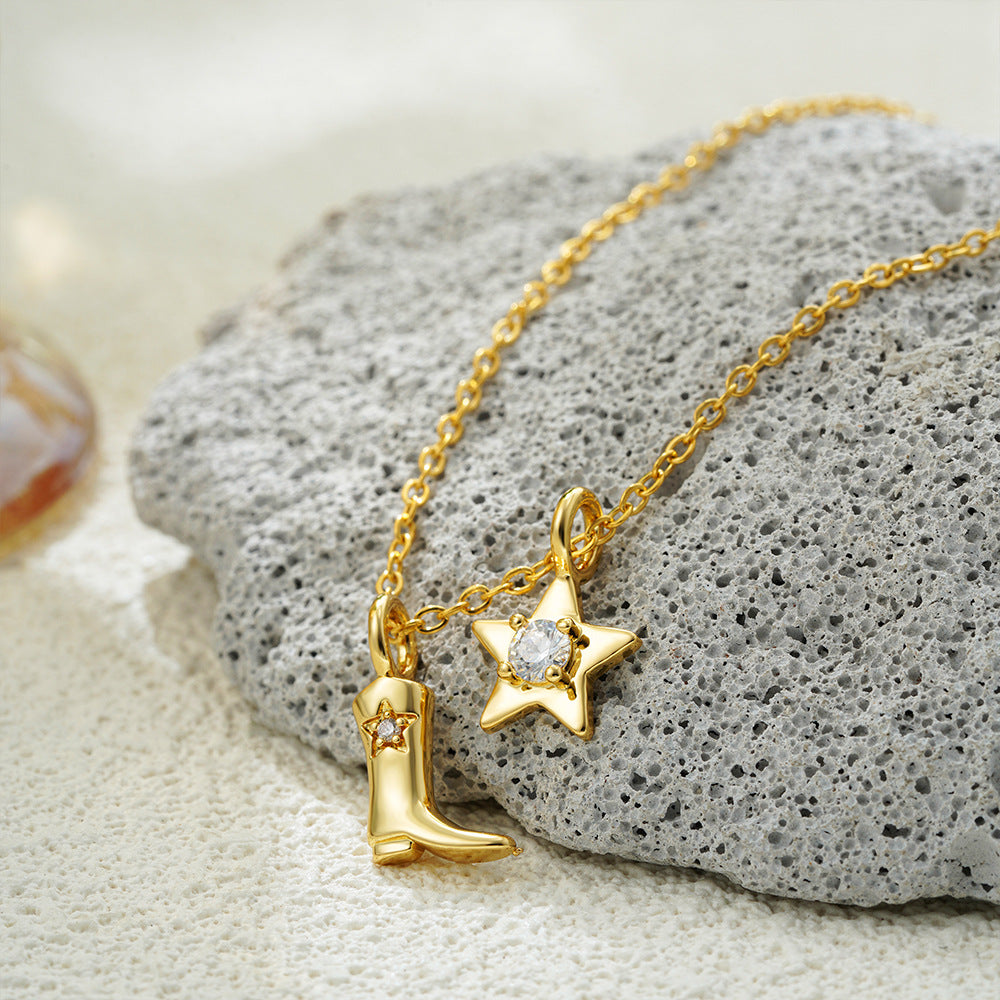 Johana – Jemný náhrdelník s půvabnými zlatými přívěsky.