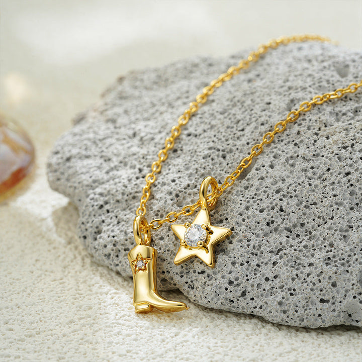 Johana – Jemný náhrdelník s půvabnými zlatými přívěsky.