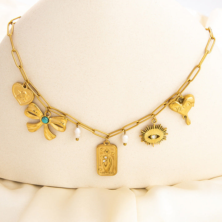 Emilie – Jemný zlatý náhrdelník s malými přívěsky.