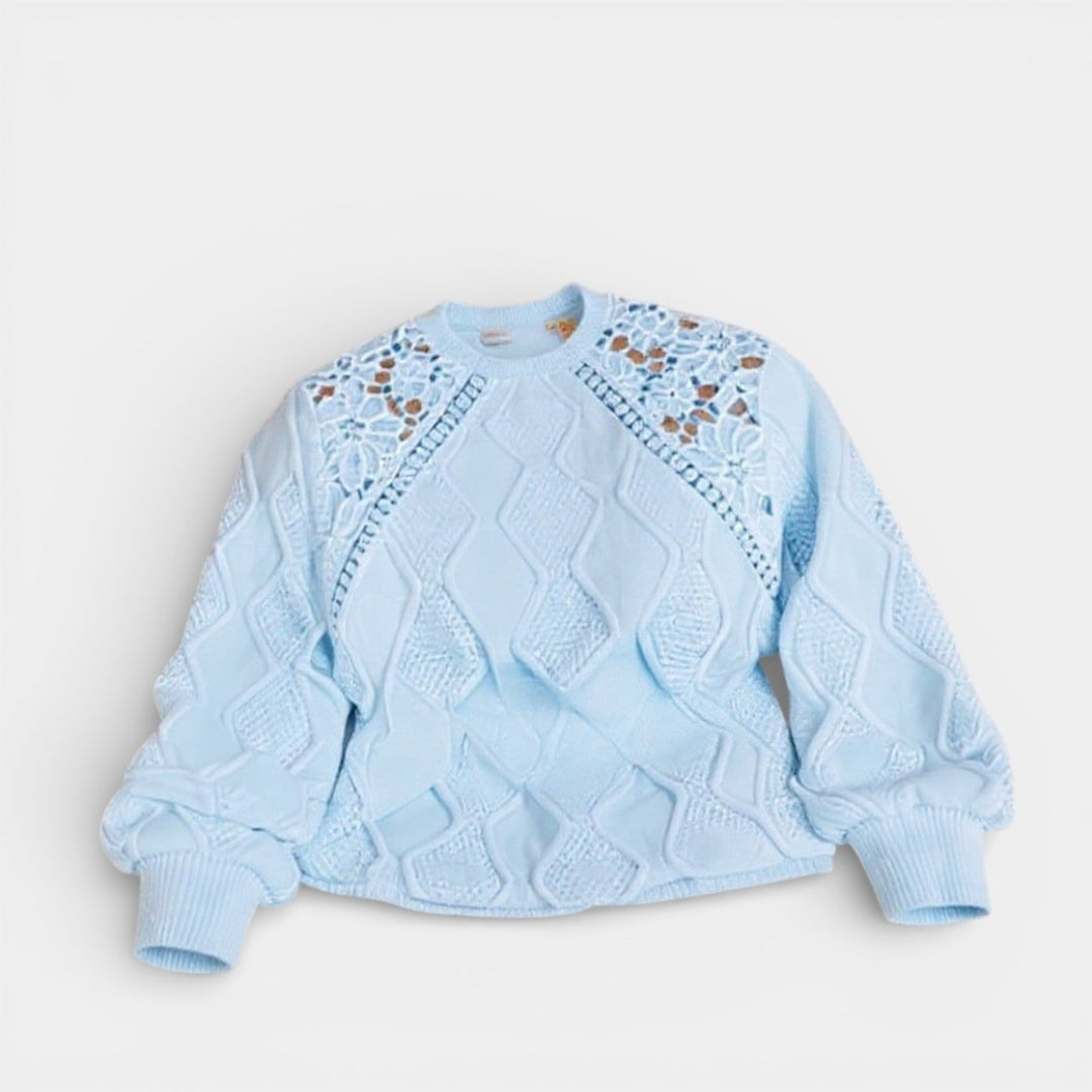 Leokadia – Pletený svetr s krajkovými akcenty na ramenou