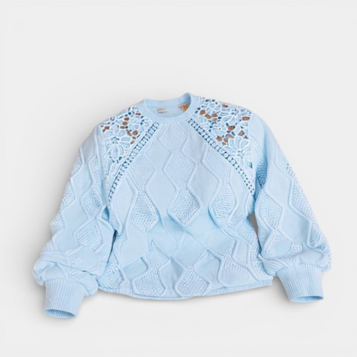 Leokadia – Pletený svetr s krajkovými akcenty na ramenou