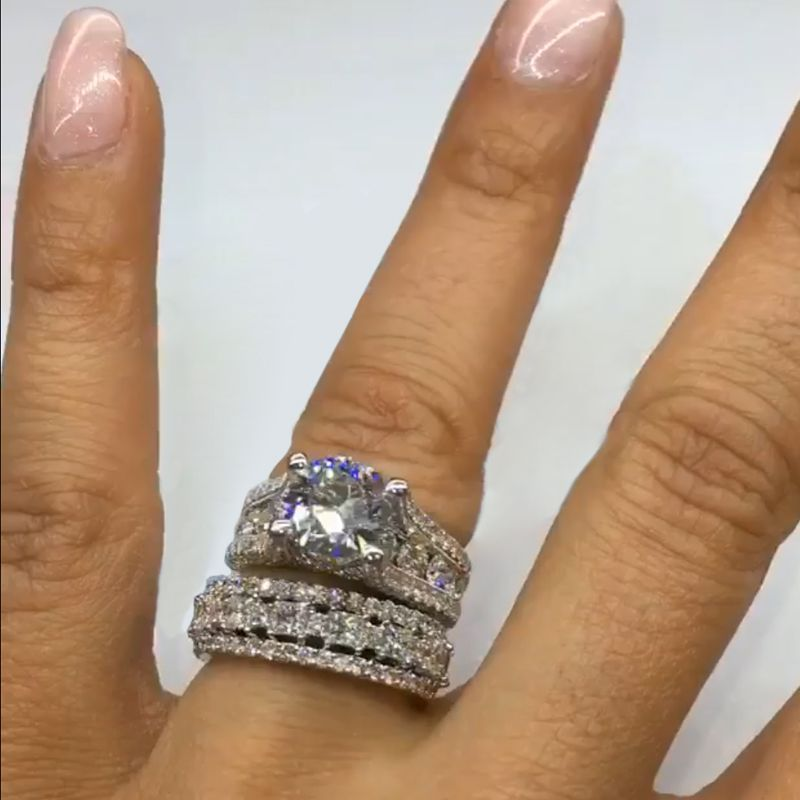 Široký diamantový prsten s třpytivým povrchem.