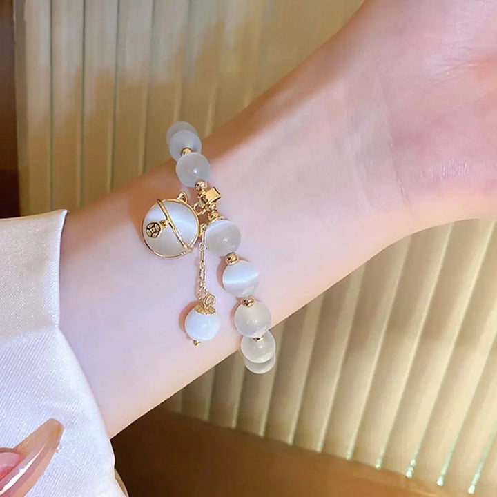 Náramek s korálky a přívěskem šťastné kočky